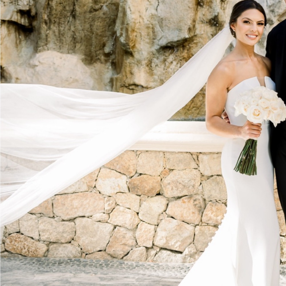 Elegant White Strapless Wedding Dress